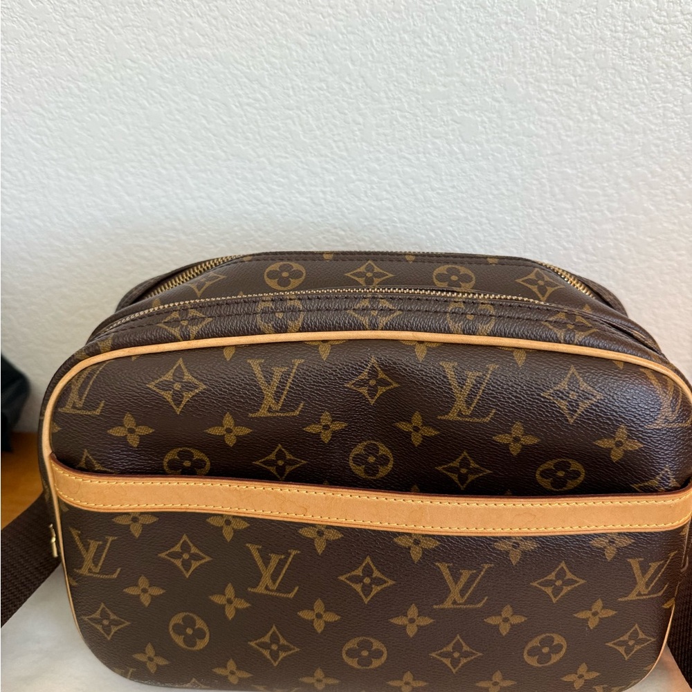 Authentic Louis Vuitton Reporter